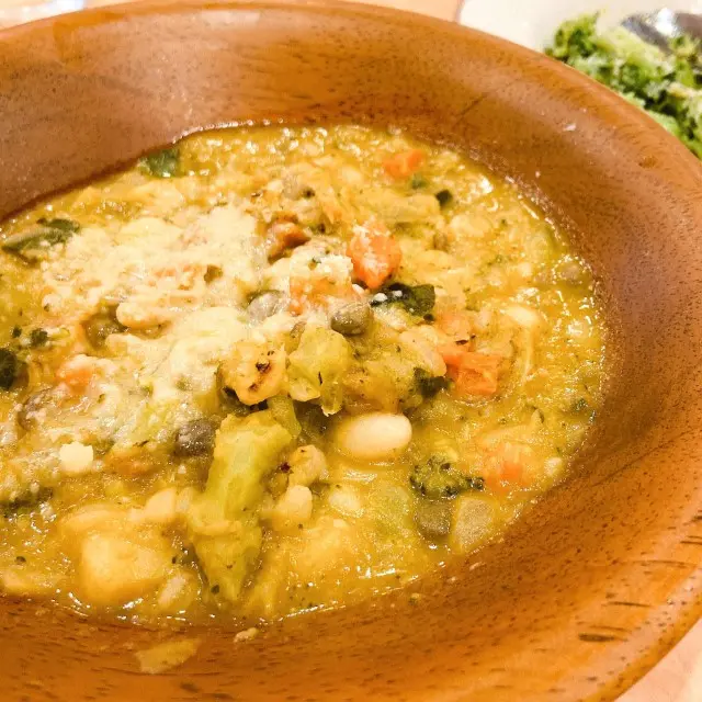 木皿で提供された「野菜と白いんげん豆の煮込み」