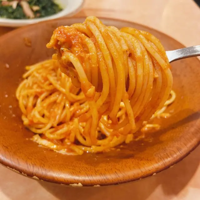 ペコリーノ・ロマーノをトマトソースによく混ぜることで非常にリッチなソースに