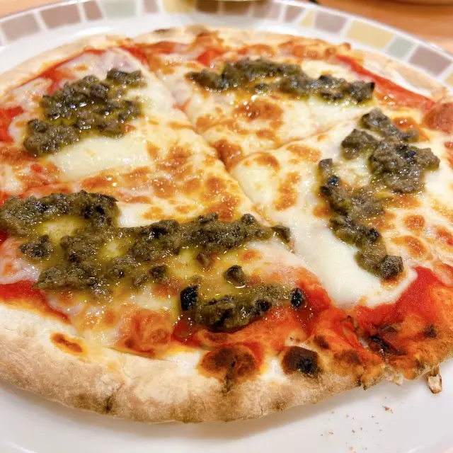 オリーブアンチョビのマルゲリータピザ