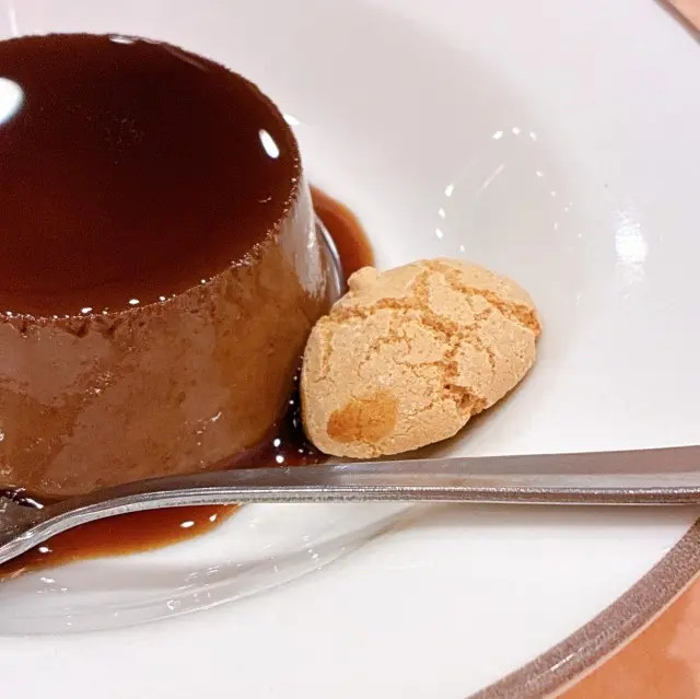 イタリア北部の伝統的な菓子「アマレッティ」が1個添えられる