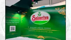 サイゼリヤの緑の壁面広告、マレーシア初出店と求人案内