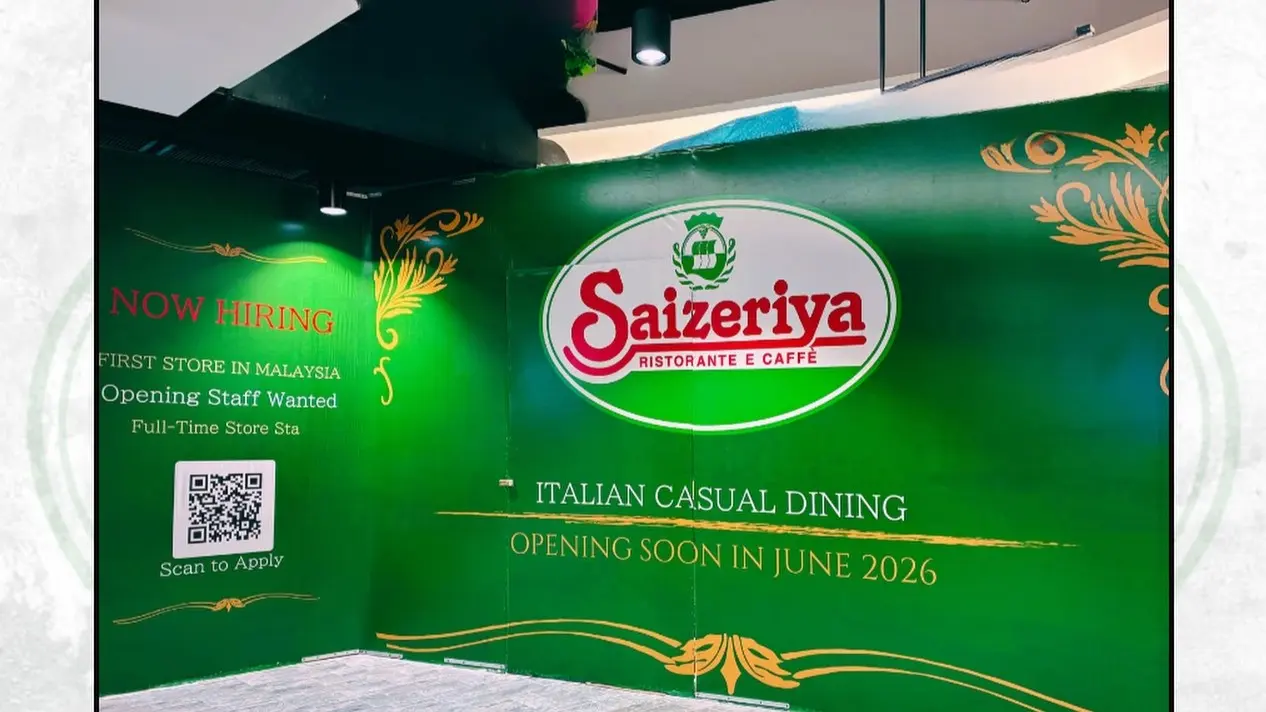 サイゼリヤの緑の壁面広告、マレーシア初出店と求人案内